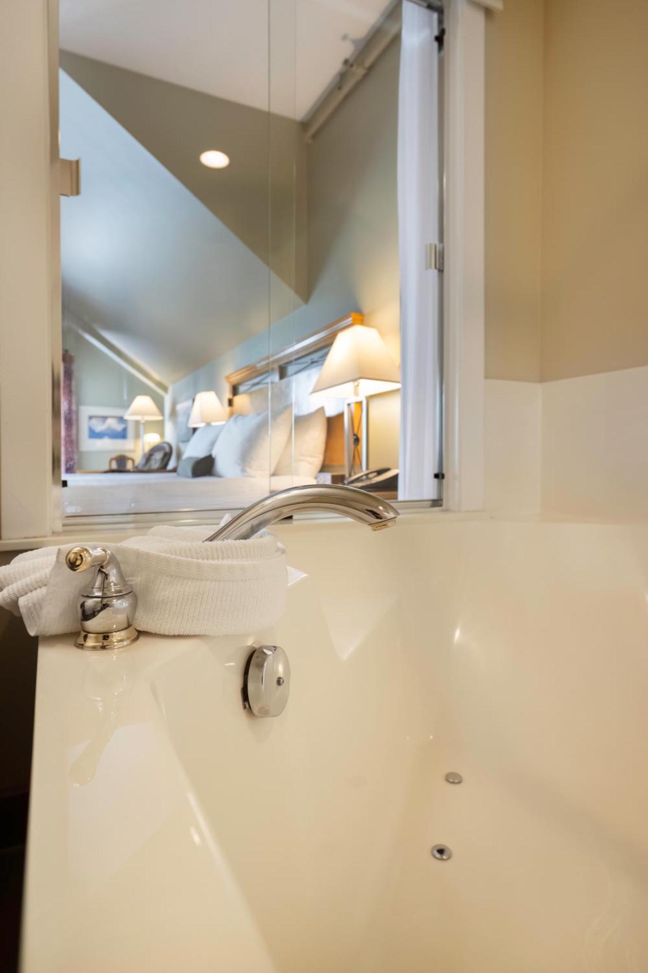 Sidney Waterfront Inn & Suites Dış mekan fotoğraf